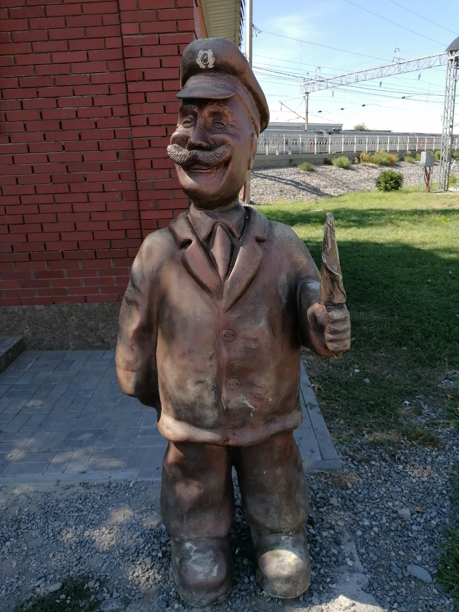 Скульптура «Железнодорожник». Астрахань