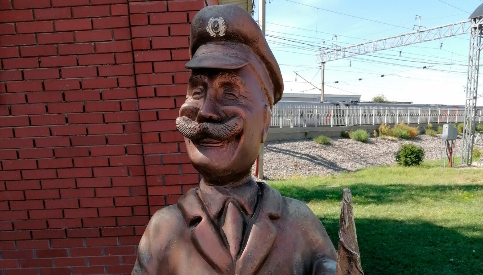 Скульптура железнодорожника в Астрахани — арт-объект АРТ-производство Облик