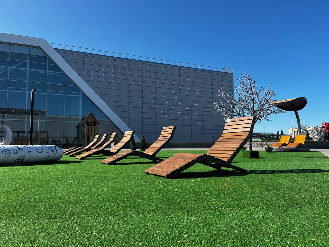 Лежак для городской среды в Астрахани — городская мебель от OBLIKS